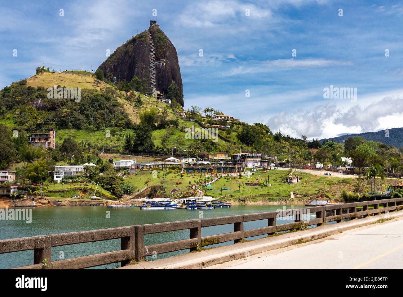 Guatape, Antioquia / Colombia - 25 maggio 2022. La Rocca di Guatapé, o Piedra del Peñol, è un monolito alto 220 metri. Foto Stock