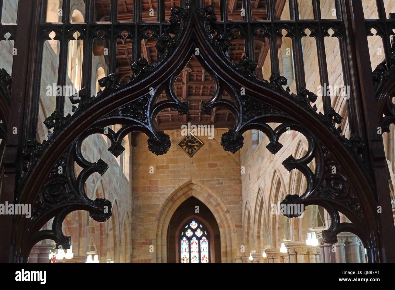 Scultura in legno e orologio all'interno della chiesa parrocchiale di St Oswald, orologio, Golborn Road, Winwick, Warrington, Cheshire, Inghilterra, Regno Unito, WA2 8SZ Foto Stock