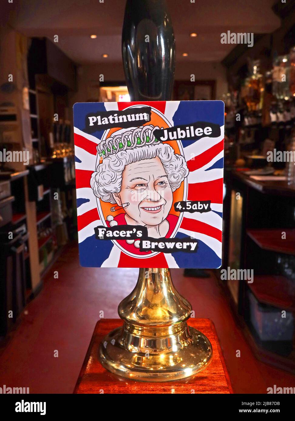 Elizabeth II - Tributo alle regine platino Jubilee amaro 4,5% ABV, di Facers Brewery, Aber Rd, Flint , Galles del Nord, REGNO UNITO, CH6 5YL Foto Stock