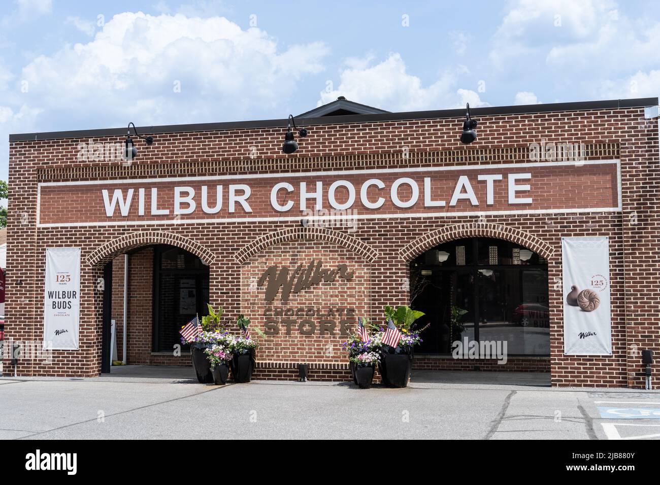 Lititz, Pennsylvania, 1 giugno 2022: Il negozio Wilbur Chocolate è uno dei negozi preferiti e un'attrazione turistica nel centro di Lititz Foto Stock