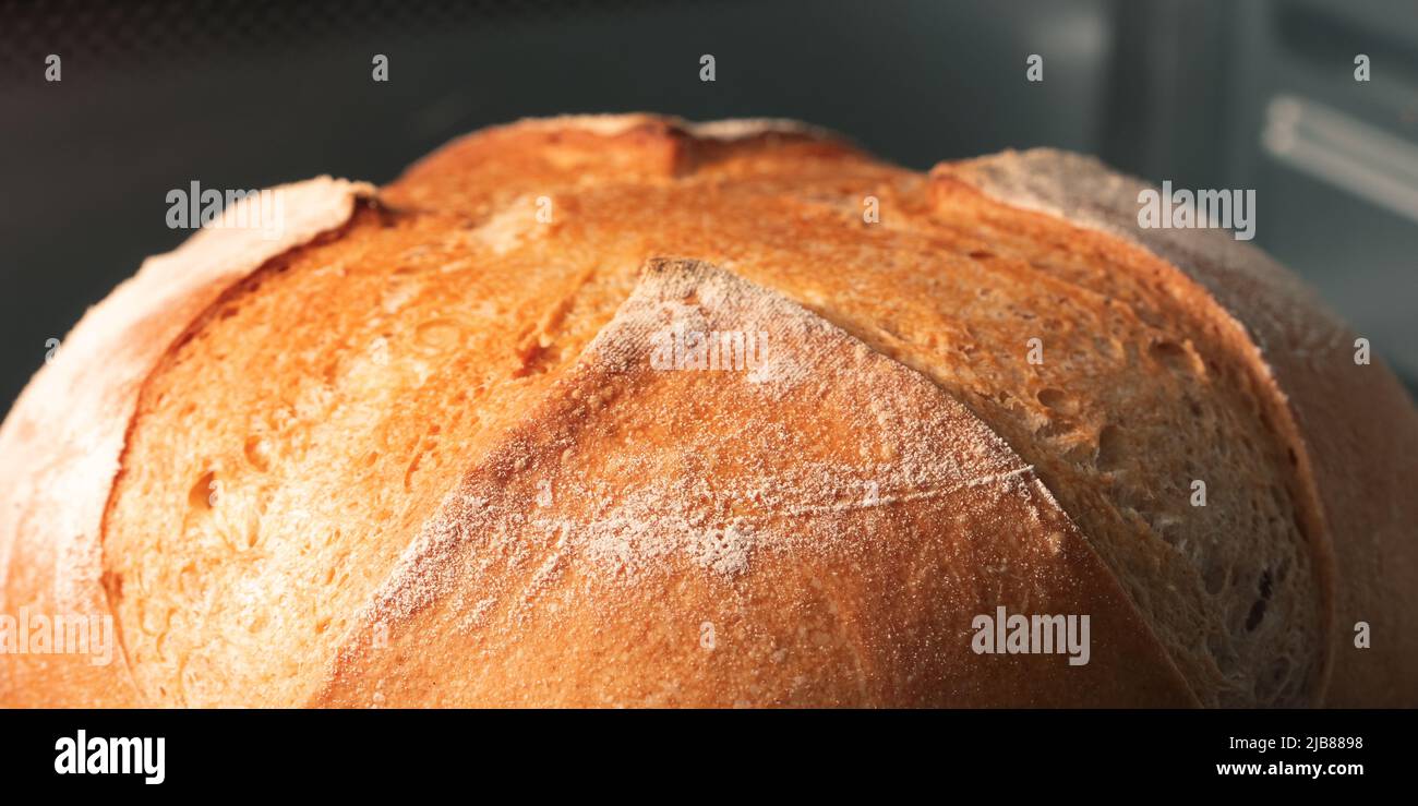 Cottura del grano pane fatto in casa nel forno, primo piano, fuoco selettivo Foto Stock