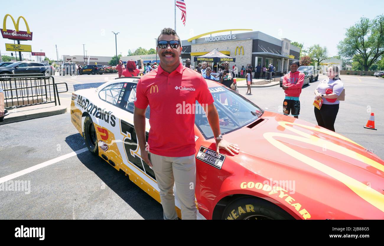 East St. Louis, USA. 03rd giugno 2022. Il driver NASCAR Bubba Wallace si pone con la sua auto mentre si visita un McDonalds a East St. Louis, Illinois il venerdì 3 giugno 2022. Wallace correrà in una gara di Coppa NASCAR a Madison, Illinois, sabato 5 giugno 2022. Foto di Bill Greenblatt/UPI Credit: UPI/Alamy Live News Foto Stock