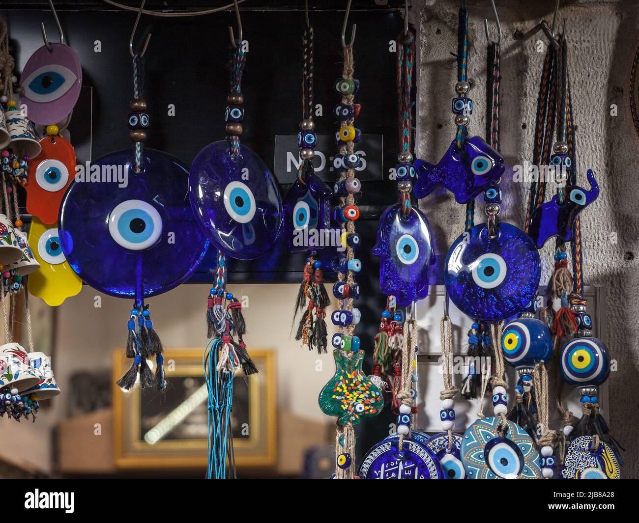 Foto di un amuleto di nazar in vendita a Istanbul. Un nazar è un amuleto a forma di occhio che si ritiene protegga contro l'occhio malvagio. Il termine è utilizzato anche in Aze Foto Stock