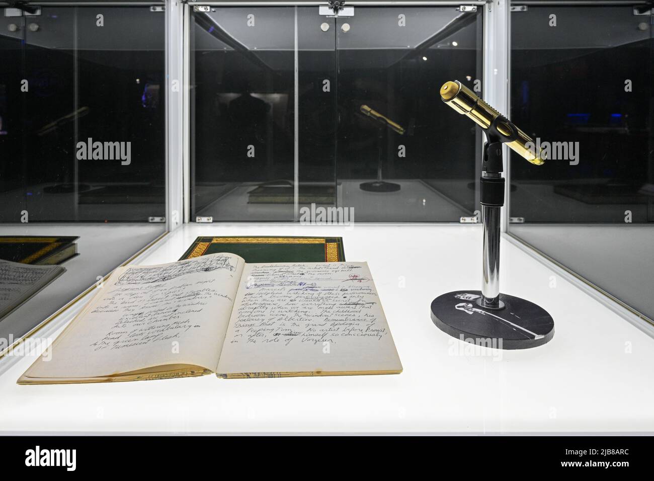 Microfono dorato Jim Morrison in mostra come parte della Jim Irsay Collection presso la sala da ballo Hammerstein del Manhattan Center il 3 giugno 2022 a New York Foto Stock