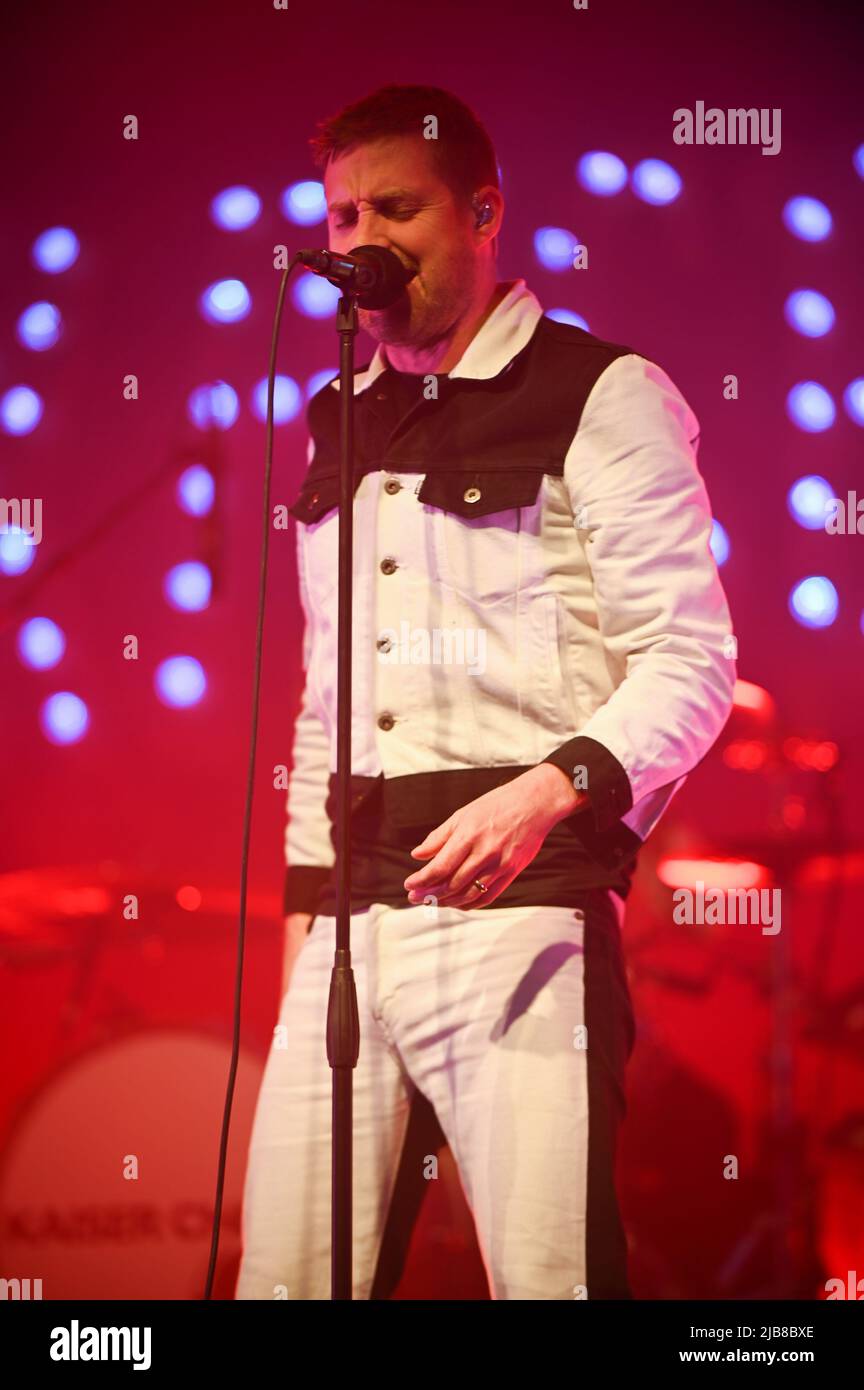 Doncaster, Regno Unito. 03rd giugno 2022. Ricky Wilson si esibisce dal vivo dopo le gare all'ippodromo di Doncaster con i Kaiser Chiefs. Credit: SOPA Images Limited/Alamy Live News Foto Stock