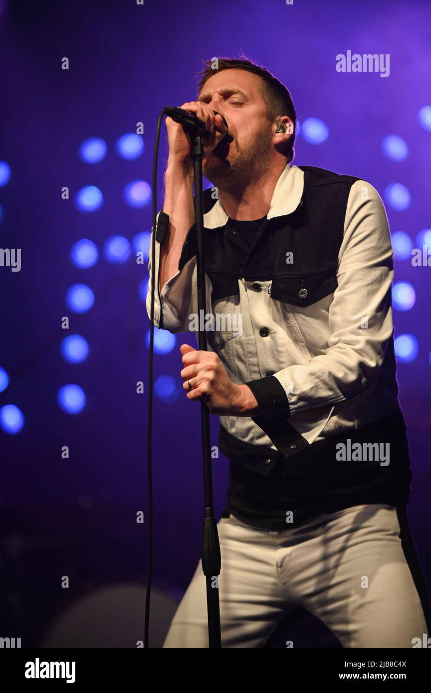 Doncaster, Regno Unito. 03rd giugno 2022. Ricky Wilson si esibisce dal vivo dopo le gare all'ippodromo di Doncaster con i Kaiser Chiefs. (Foto di Robin Burns/SOPA Images/Sipa USA) Credit: Sipa USA/Alamy Live News Foto Stock