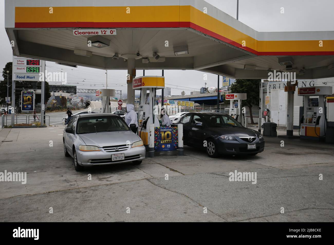 San Francisco, Stati Uniti. 03rd giugno 2022. Le auto pompano gas nella stazione di servizio. Secondo la guerra in Ucraina, il prezzo del gas in tutto il mondo aumenta molto in questi pochi mesi. In California, il prezzo del gas è aumentato di circa $2 per gallone dopo la guerra. In questo momento, il prezzo del gas a San Francisco incontra $7 per gallone, è il prezzo più alto mai raggiunto da questa città. Credit: SOPA Images Limited/Alamy Live News Foto Stock