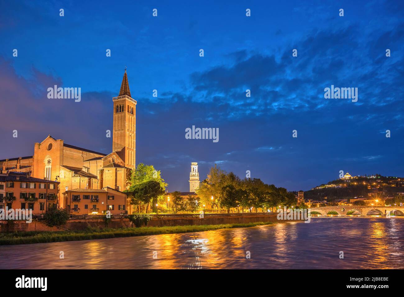 Verona Italia, skyline notturno della città sull'Adige e sulla Basilica di Santa Anastasia Foto Stock