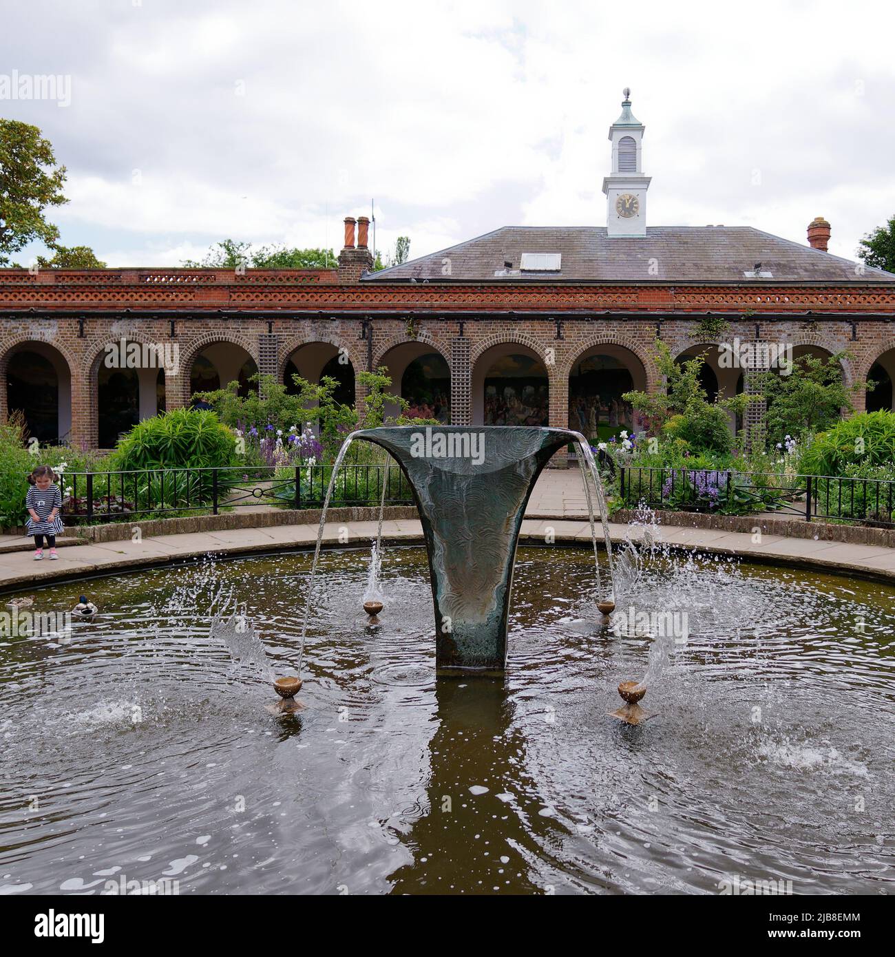 Londra, Grande Londra, Inghilterra, maggio 28 2022: Fontana con l'Orangerie e torre dietro a Holland Park nell'area di Kensington. Foto Stock