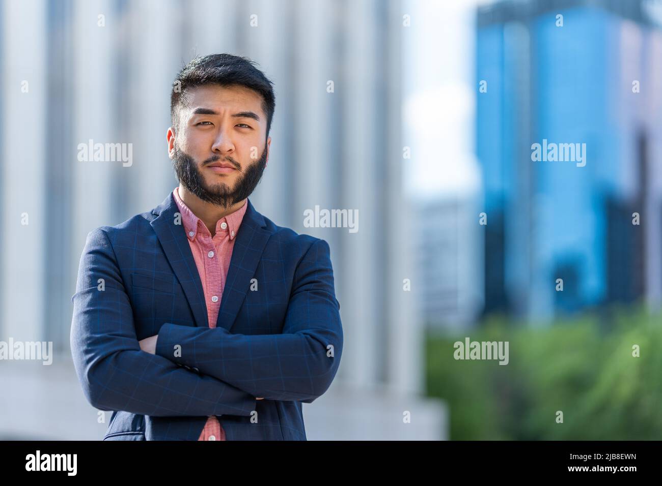 Uomo asiatico in un vestito di fronte alla fotocamera Foto Stock