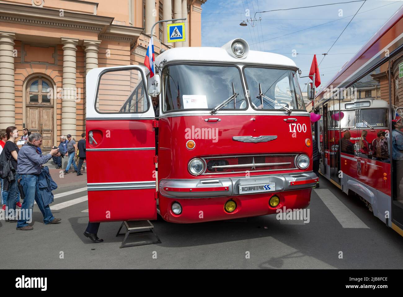 SAN PIETROBURGO, RUSSIA - 25 MAGGIO 2019: Autobus ungherese Ikarus 55,14 Lux su una mostra festosa di trasporto retrò. Giornata della città a San Pietroburgo Foto Stock