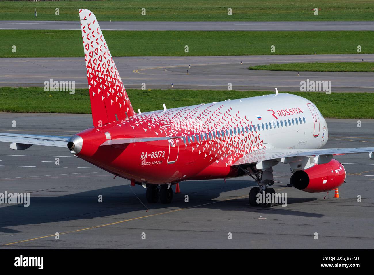 SAN PIETROBURGO, RUSSIA - 20 MAGGIO 2022: Aereo Sukhoi Super Jet 100 'Korolev' (RA-89173) di Rossiya - Russian Airlines primo piano in un giorno di maggio soleggiato. Foto Stock