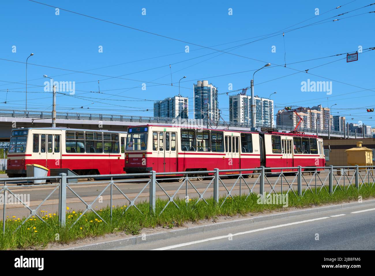 SAN PIETROBURGO, RUSSIA - 22 MAGGIO 2022: Due tram urbani sulla stazione terminale di Lakhtinsky Razliv Foto Stock