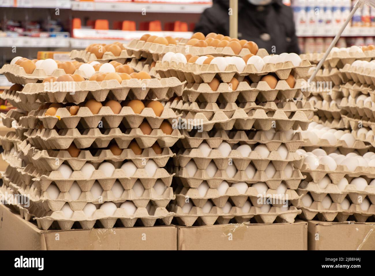 Uova di pollo in vendita in un supermercato su un tavolo in vassoi di cartone, vendita di uova in Ucraina Foto Stock