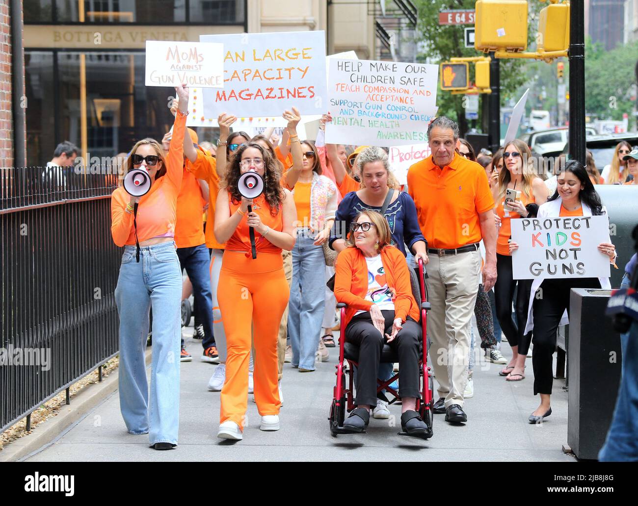 New York, Stati Uniti. 03rd giugno 2022. Ex New York Gov. Andrew Cuomo partecipa a un raduno locale di violenza contro le armi di arresto su Madison Avenue a New York, NY il 3 giugno 2022. Photo by Dylan Travis/ABACAPRESS.COM Credit: Abaca Press/Alamy Live News Foto Stock