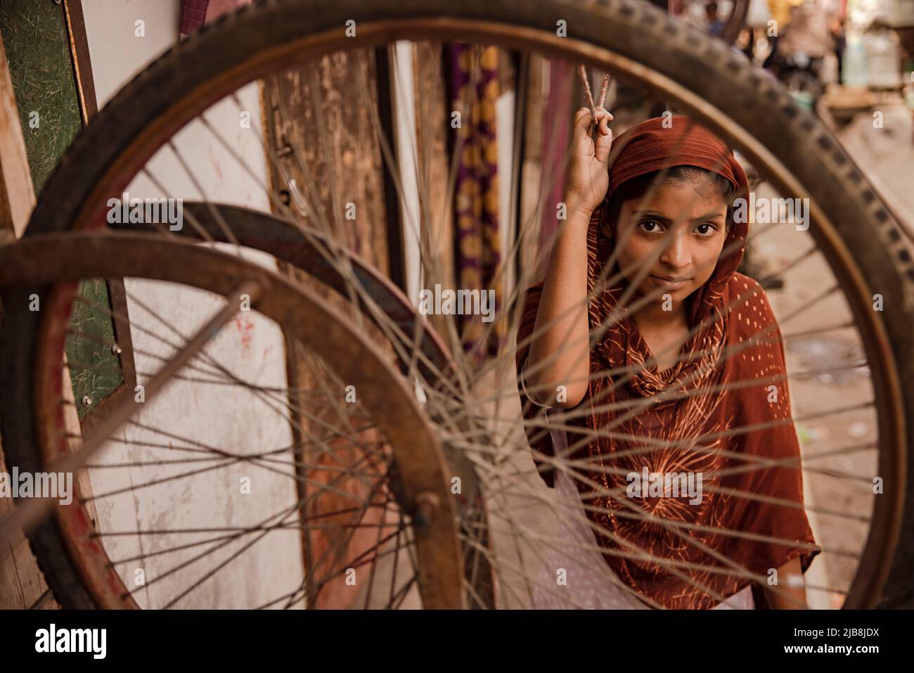 Ritratto di una ragazza adolescente in piedi con una ruota di un carrello in primo piano Foto Stock