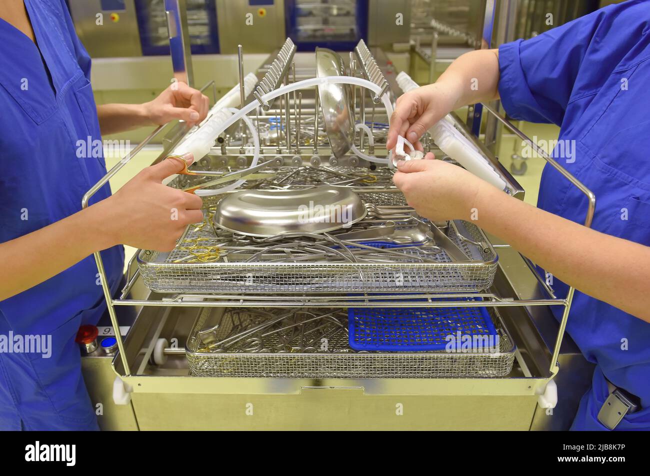 Due donne sono viste inconcettibili sul loro posto di lavoro. Sono vestiti di igiene medica. Svolgono attività di igiene e sterilizzazione Foto Stock