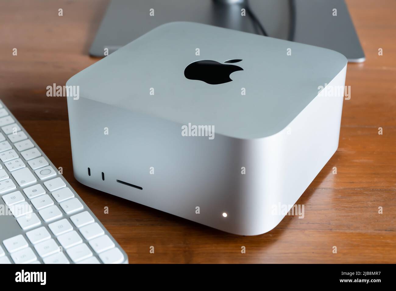 Bangkok, Thailandia - 31 maggio 2022: Mac studio, un computer desktop di Apple, su un tavolo. Foto Stock