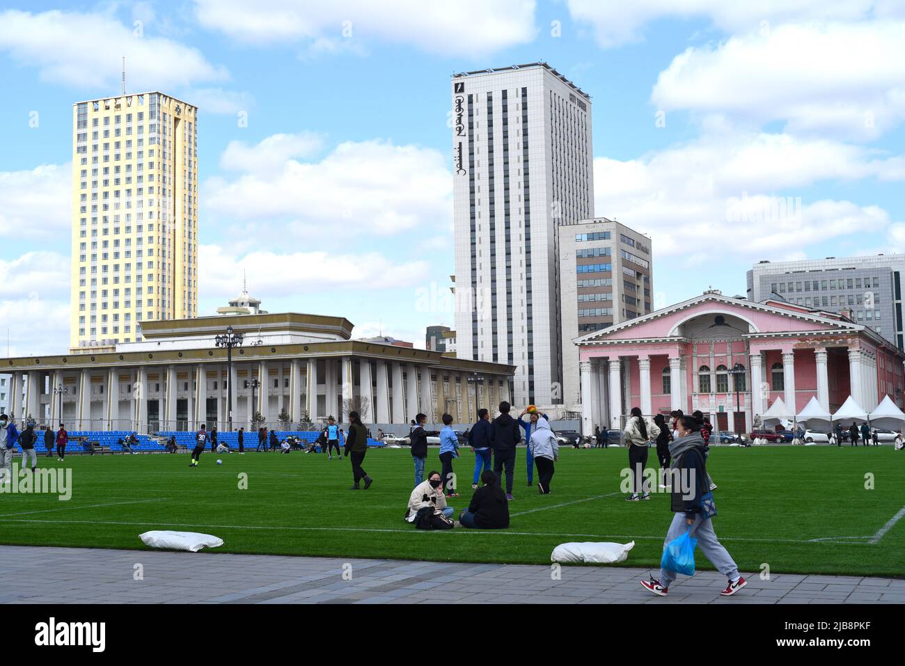 Ulaanbaatar, Mongolia - 11 maggio 2022: I giovani mongoli riposano e comunicano tra loro su un campo di calcio nel centro dello squar di Sukhbaatar Foto Stock