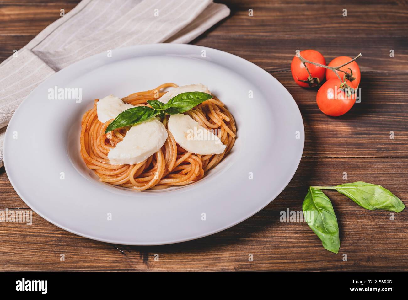 Piatto di spaghetti con pomodoro, mozzarella e basilico, per ricreare i colori della bandiera italiana Foto Stock