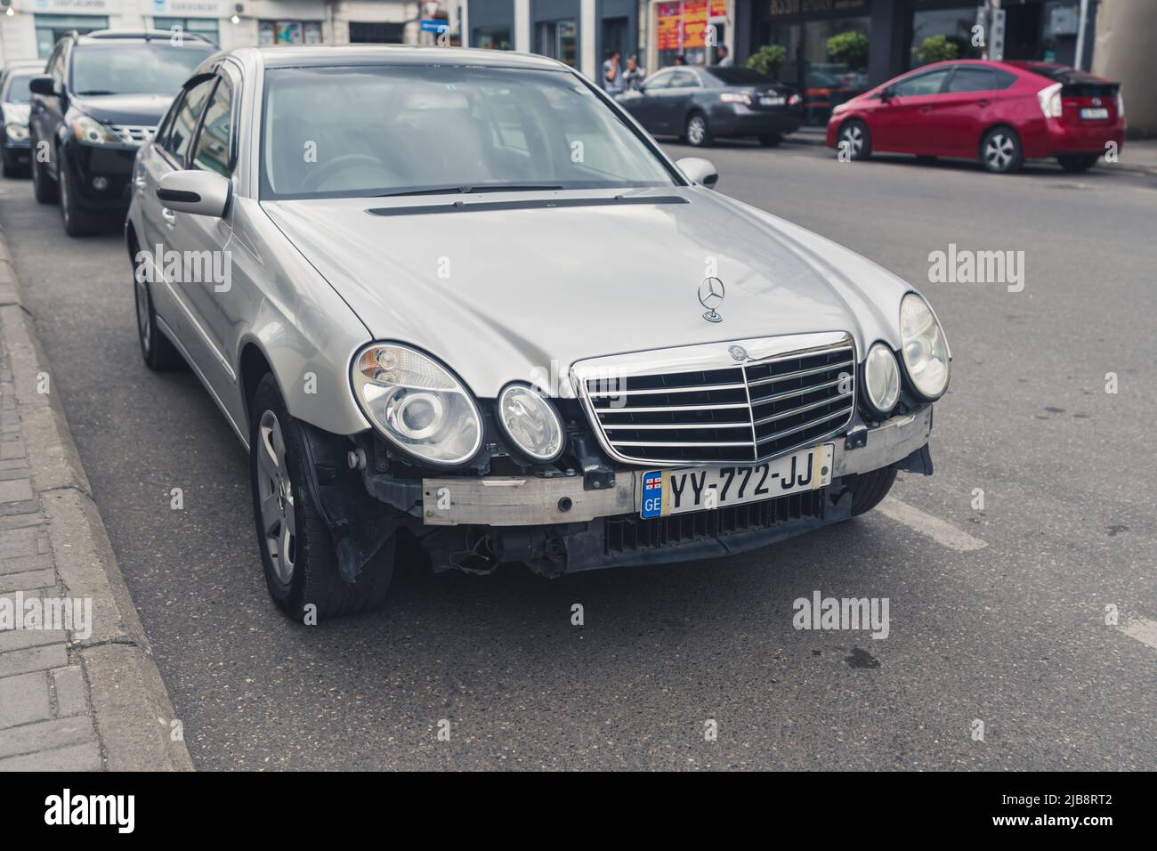 16.05.2022. Kutaisi, Georgia. Mercedes Benz senza paraurti in strada. Foto di alta qualità Foto Stock