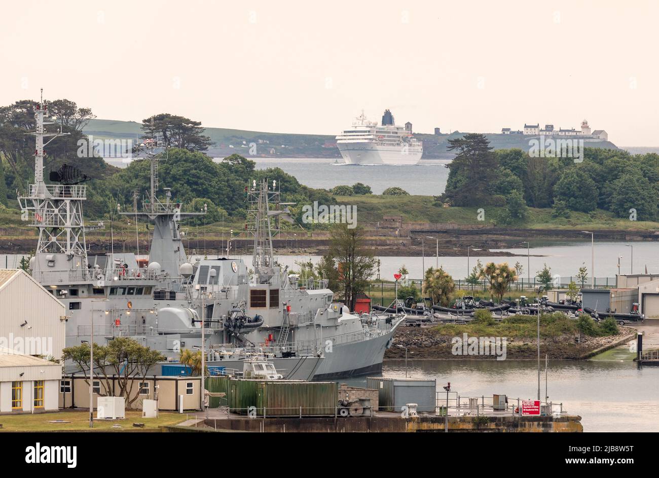 Cobh, Cork, Irlanda. 04th giugno 2022. La nave da crociera Amadea entra nel porto di Cork a Roches Point, dietro la base navale di Haulbowline, vista da Cobh, Cork, Irlanda. - Credit; David Creedon / Alamy Live News Foto Stock