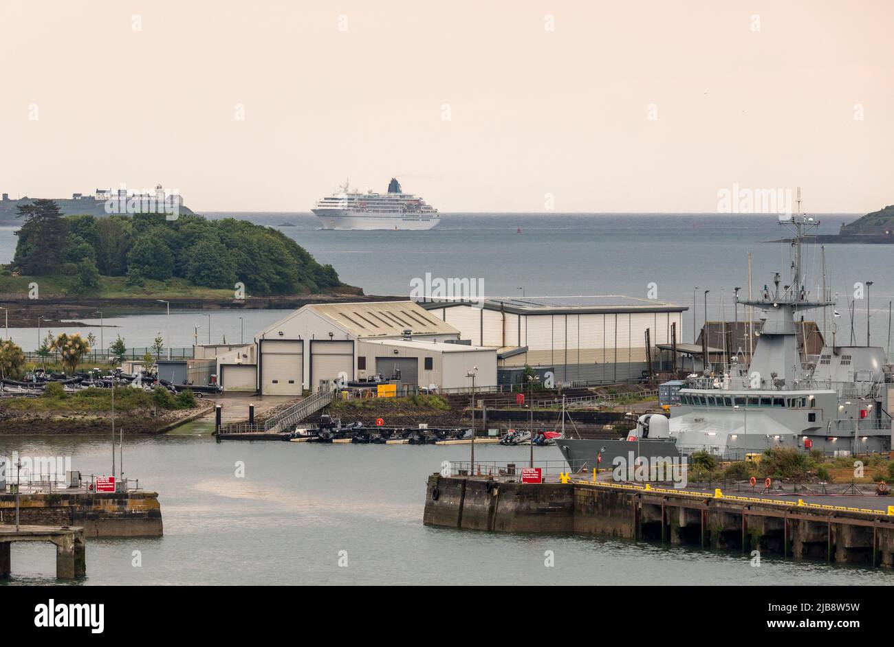 Cobh, Cork, Irlanda. 04th giugno 2022. La nave da crociera Amadea entra nel porto di Cork a Roches Point, dietro la base navale di Haulbowline, vista da Cobh, Cork, Irlanda. - Credit; David Creedon / Alamy Live News Foto Stock