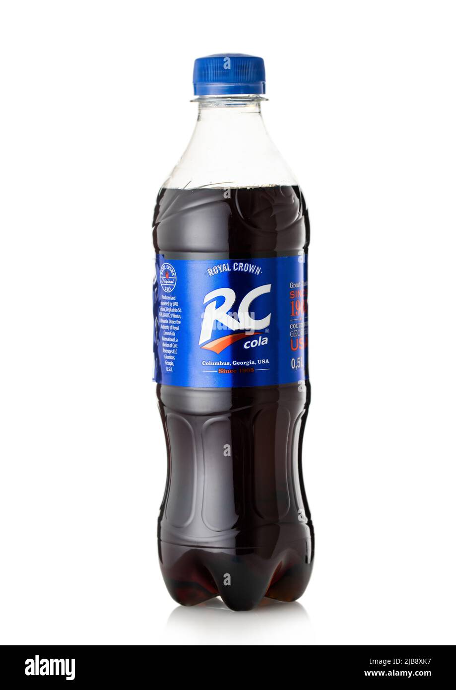 LONDRA,UK - 14 MAGGIO 2022: Bottiglia di bevanda analcolica RC cola su sfondo bianco. Foto Stock