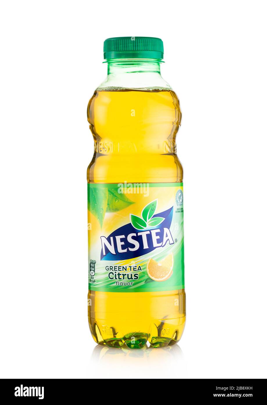 LONDRA,UK - 24 MAGGIO 2022: Nestea Iced Green Tea drink con aroma di agrumi su bianco. Foto Stock