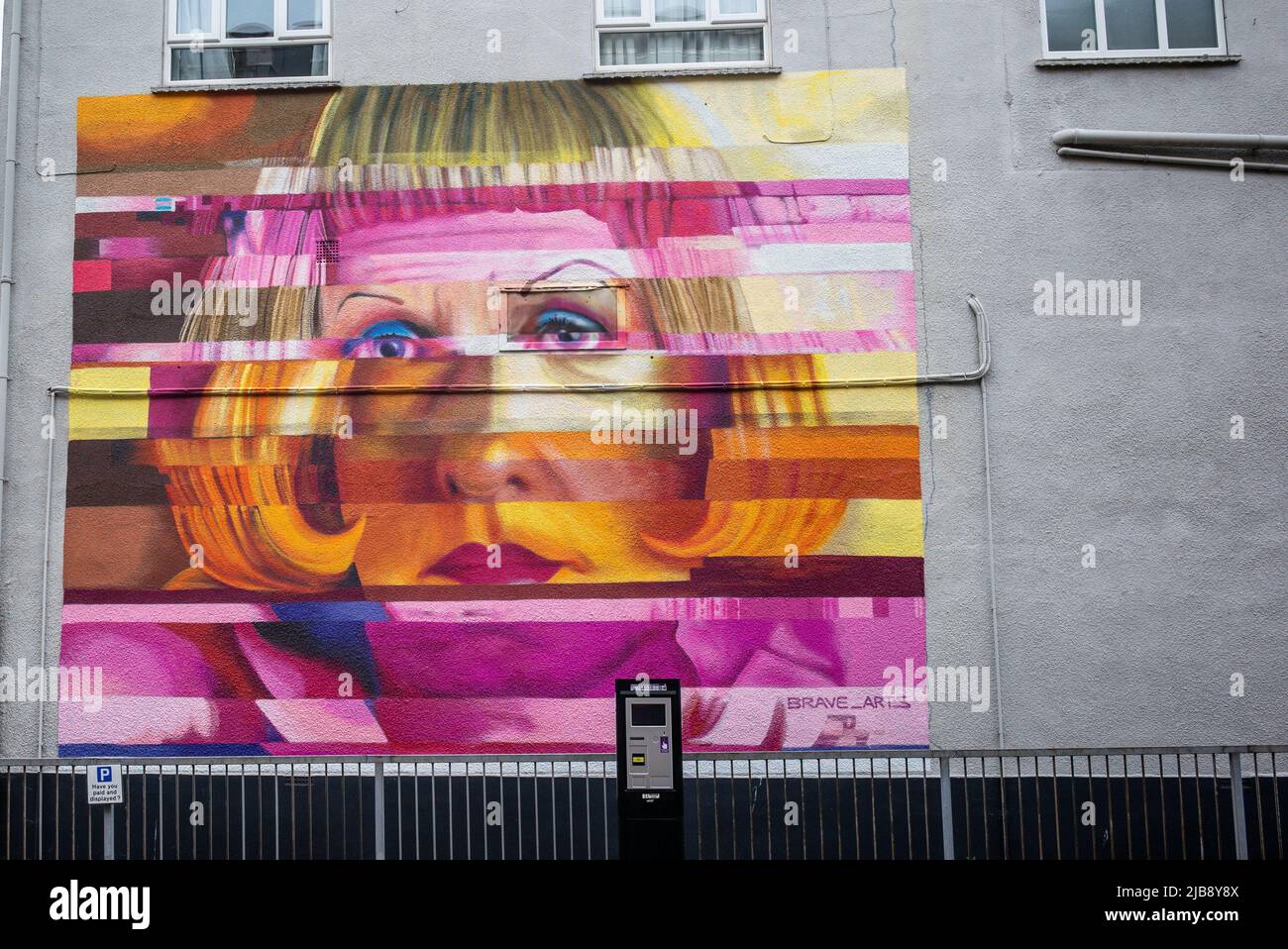 Mosaico di Grayson Perry sul lato hotel di Chelmsford, Essex Foto Stock