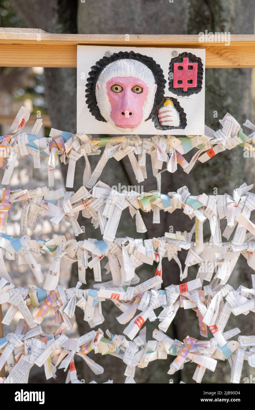 Carte di fortuna di Omikuji con i segni della scimmia dello zodiaco giapponese al Santuario di Achi, Kurashiki, Prefettura di Okayama, Honshu occidentale, Giappone. Foto Stock