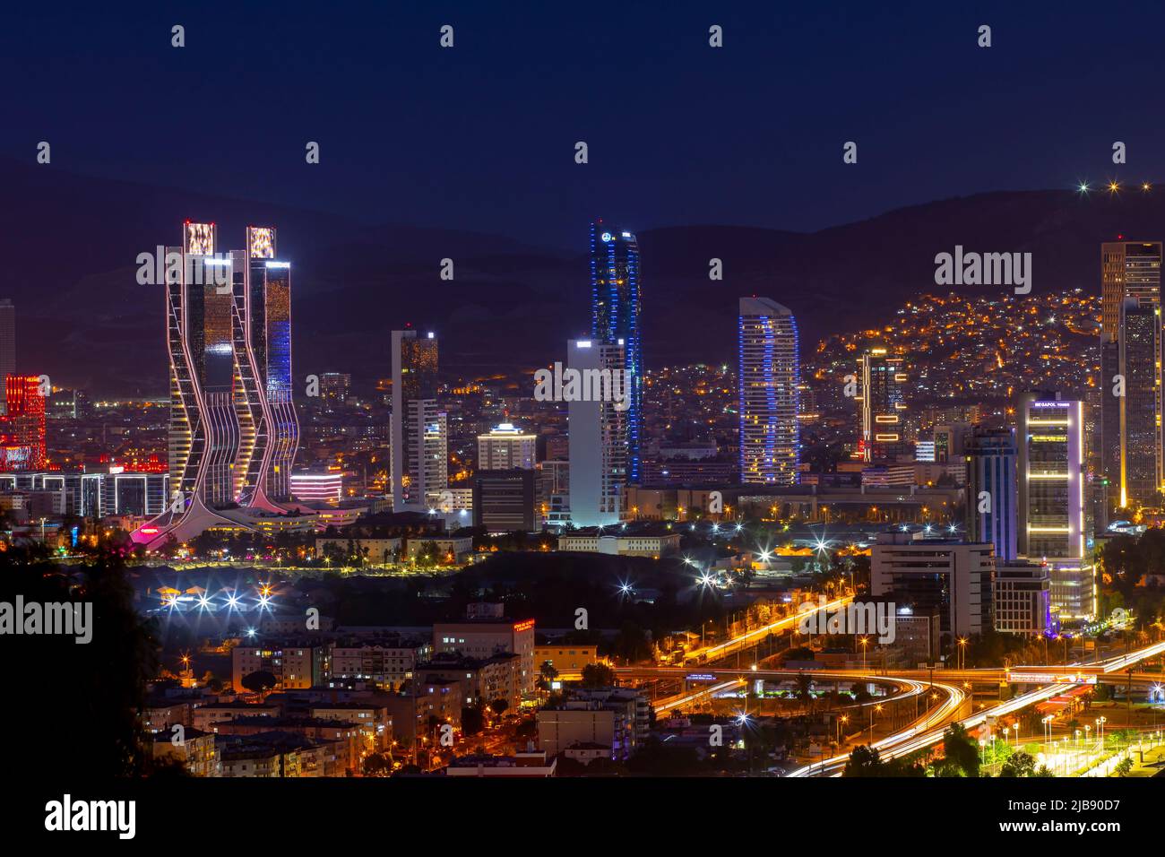 Bayrakli, Karsiyaka, Izmir, Turchia : 2 maggio 2022, Vista della Baia di Izmir in serata dall'alta collina di Bayrakli. Lunga esposizione, scarsa illuminazione. Foto Stock