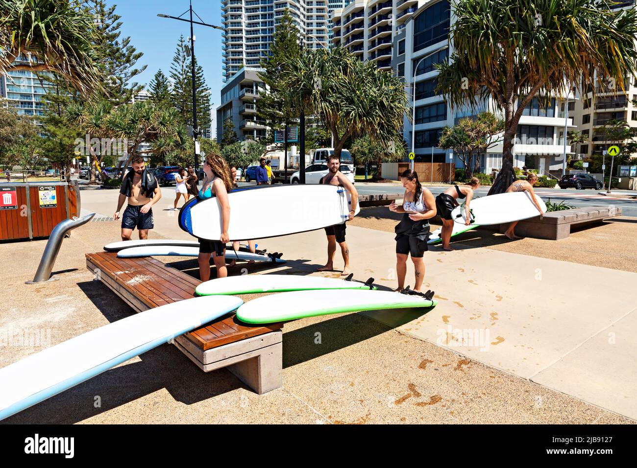 Queensland Australia / turisti che prendono lezioni di surf a Surfers Paradise. Foto Stock