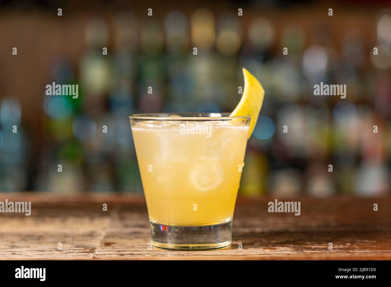 Cocktail penicillina al bar. Sfondo sfocato. Bevanda rinfrescante estiva, vista laterale, vista ravvicinata. Foto Stock
