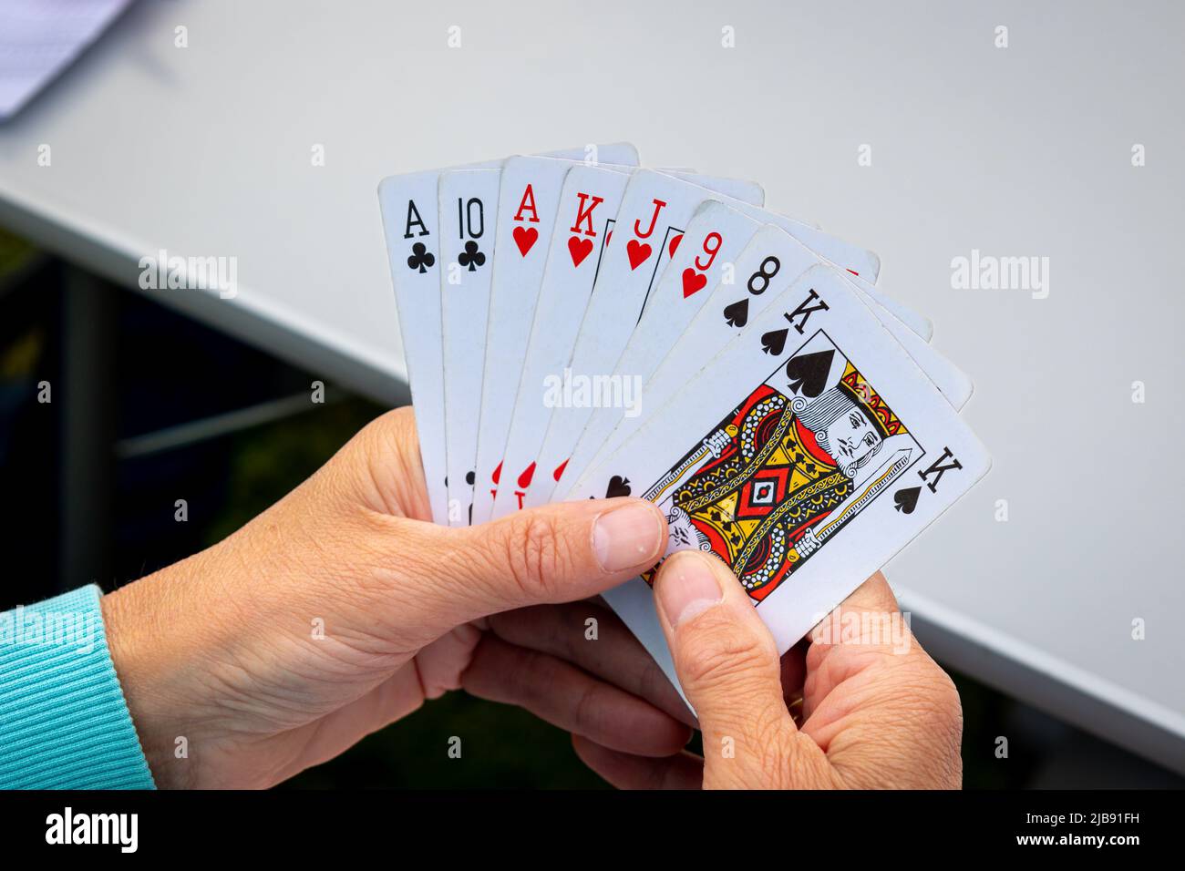 Una manciata di carte da gioco, per giocare il gioco preferito di belote, con quattro persone, foto scattate nei Paesi Bassi Foto Stock
