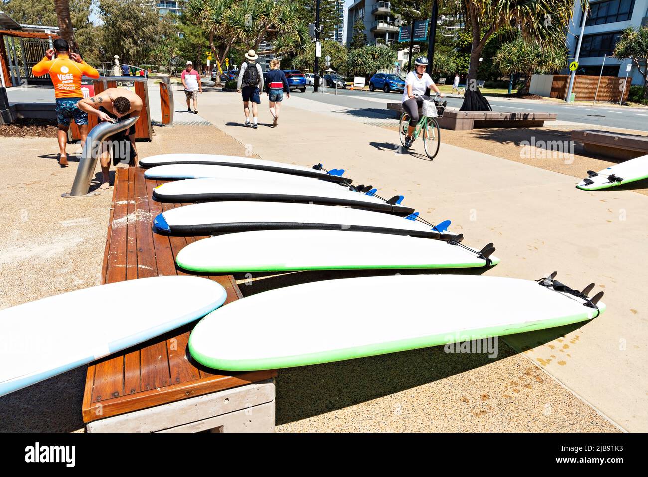 Queensland Australia / turisti che prendono lezioni di surf a Surfers Paradise. Foto Stock