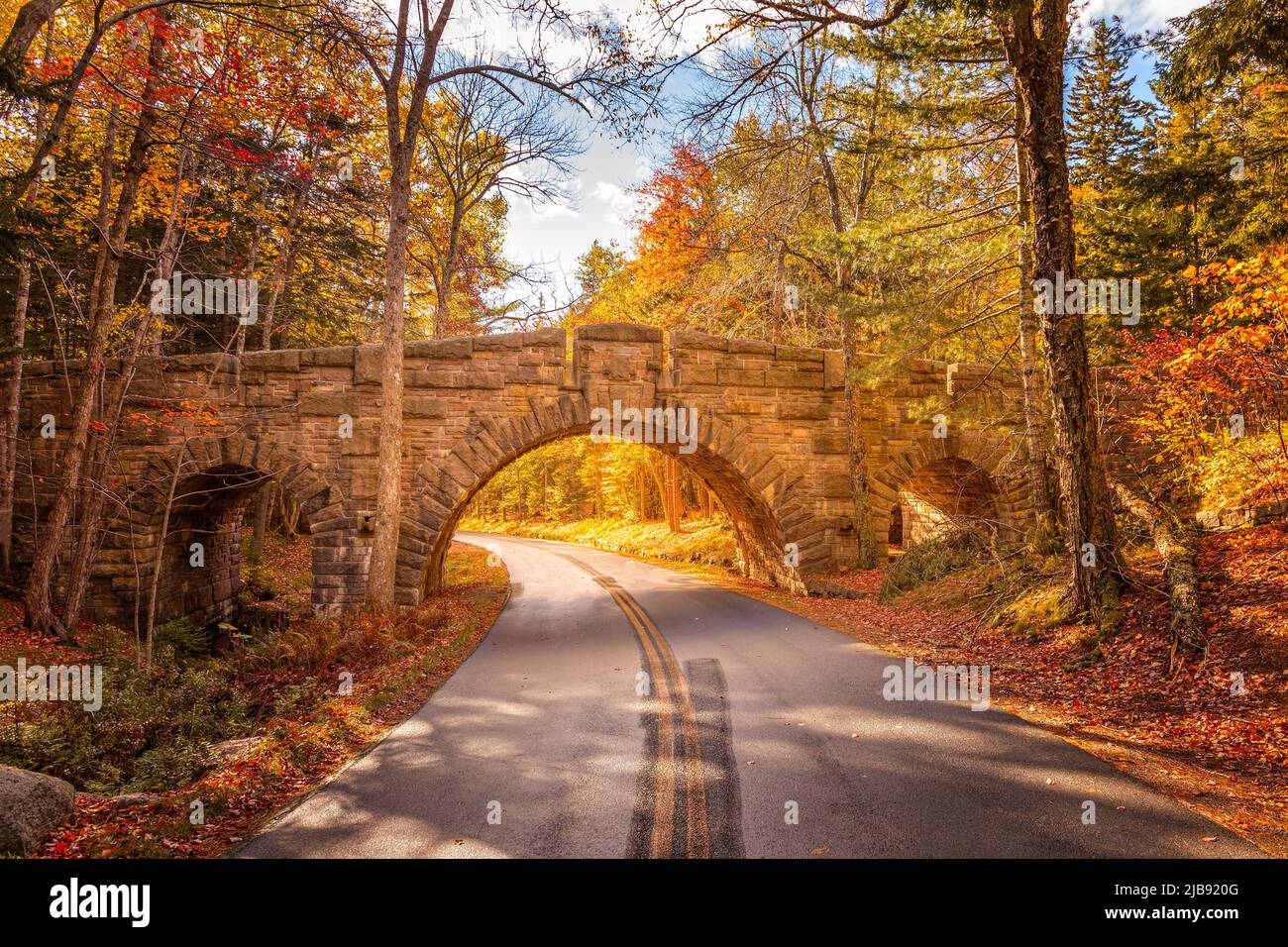 Il ponte Stanley Brook nel Parco Nazionale di Acadia in una soleggiata giornata autunnale Foto Stock