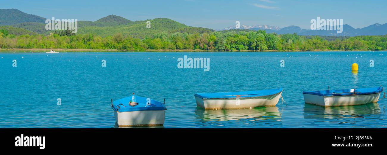 Paesaggio con barca di legno al lago di Banyoles a Girona, Catalogna, Spagna, panorama Foto Stock