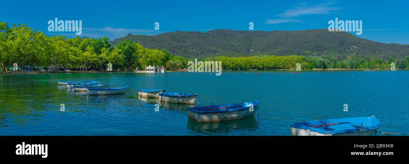 Paesaggio con barca di legno al lago di Banyoles a Girona, Catalogna, Spagna, panorama Foto Stock
