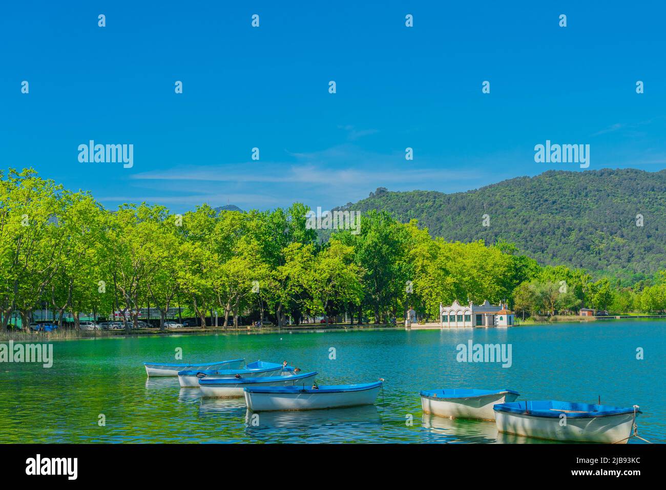 Paesaggio con barca di legno al lago di Banyoles a Girona, Catalogna, Spagna Foto Stock