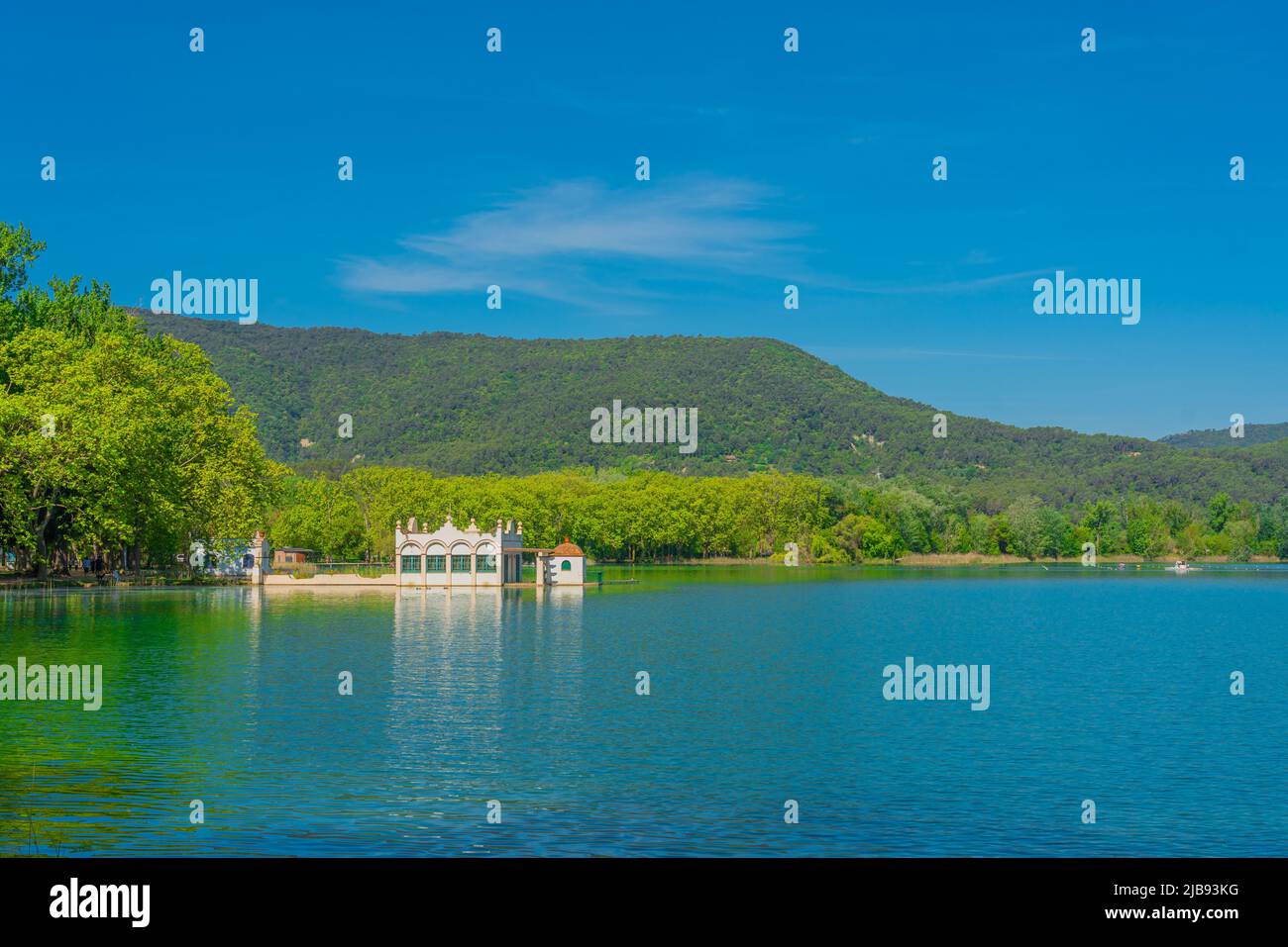 Paesaggio con un boathouse al lago di Banyoles a Girona, Catalogna, Spagna Foto Stock