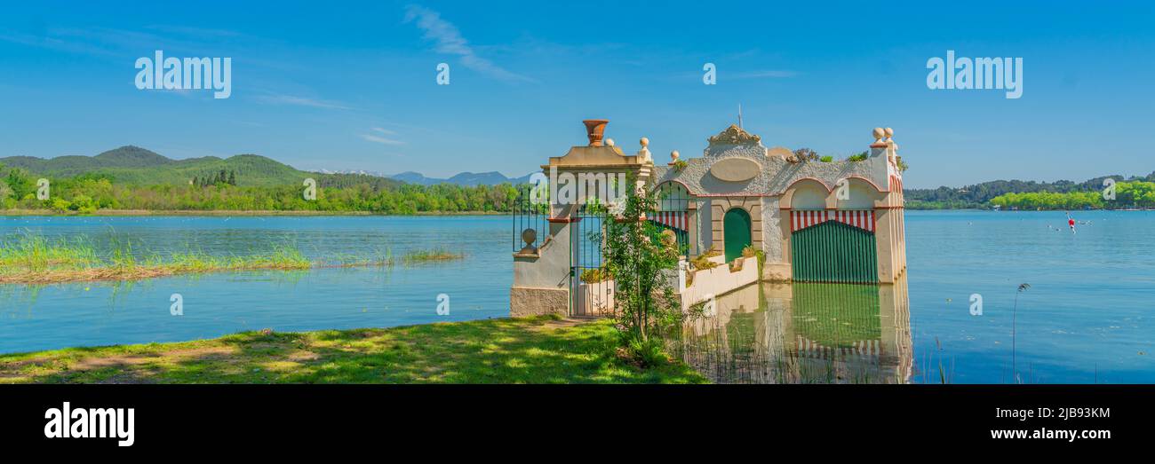 Paesaggio con una vecchia casa di barca al lago di Banyoles a Girona, Catalogna, Spagna, panorama Foto Stock