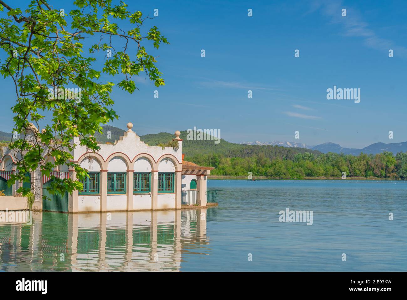 Paesaggio con una vecchia casa di barca al lago di Banyoles a Girona, Catalogna, Spagna Foto Stock
