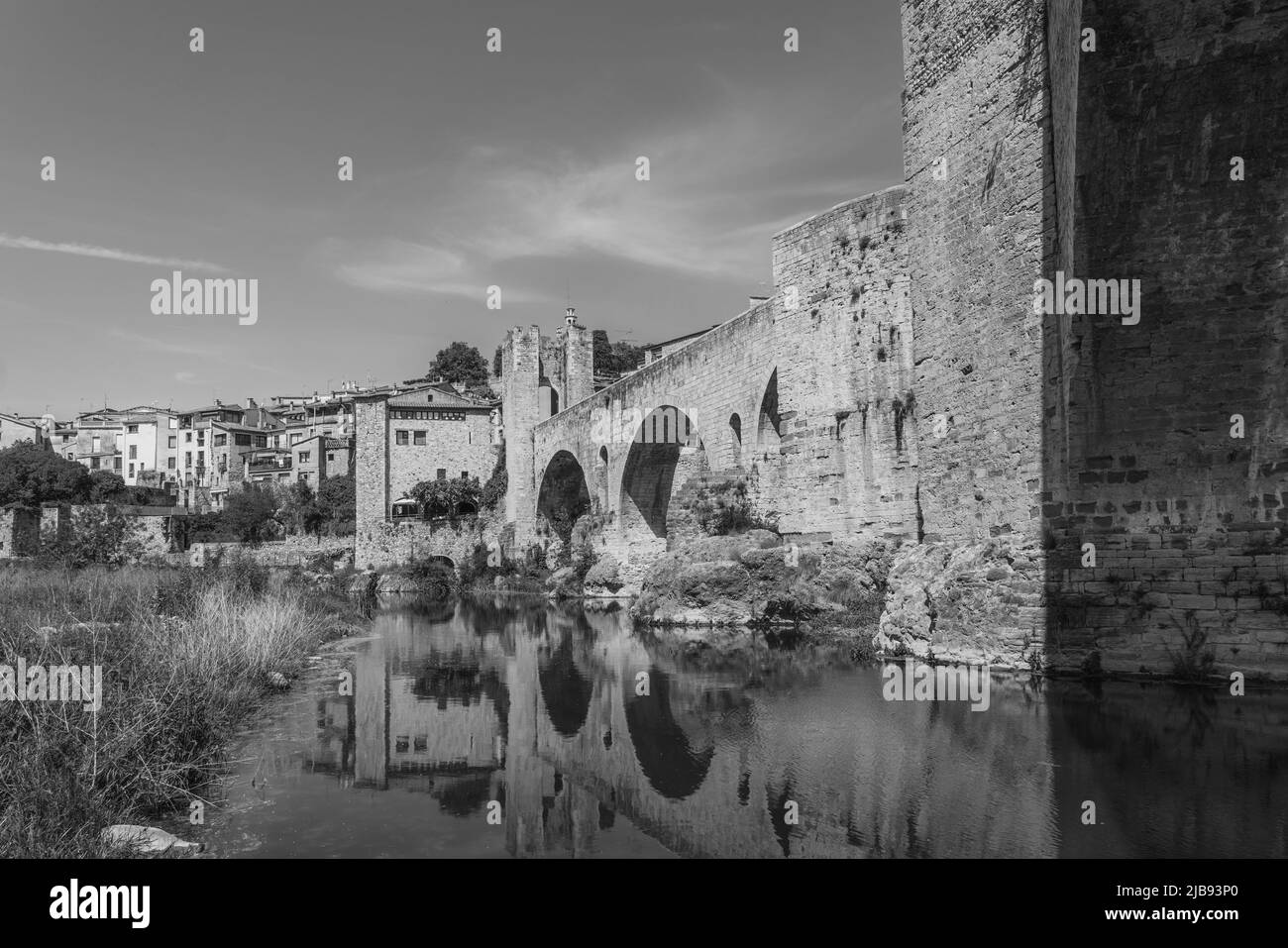 Paesaggio con il ponte del borgo medievale a Besalu in Girona, Catalogna Spagna. Bianco nero Foto Stock