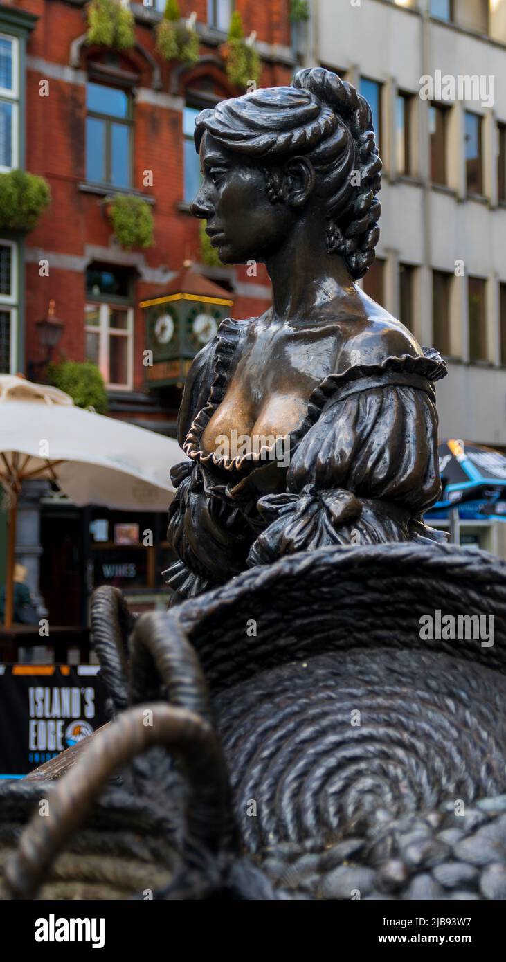 Dublino, Irlanda - Maggio 17th 2022: Ritratto del profilo della statua di bronzo di Molly Malone un personaggio immaginario in una famosa canzone folk irlandese Foto Stock