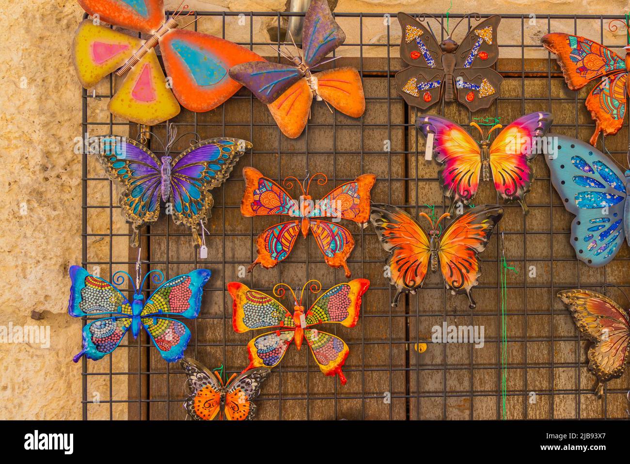 Colorate farfalle decorative modellare sulla parete del negozio di souvenir  in Catalogna, Spagna Foto stock - Alamy