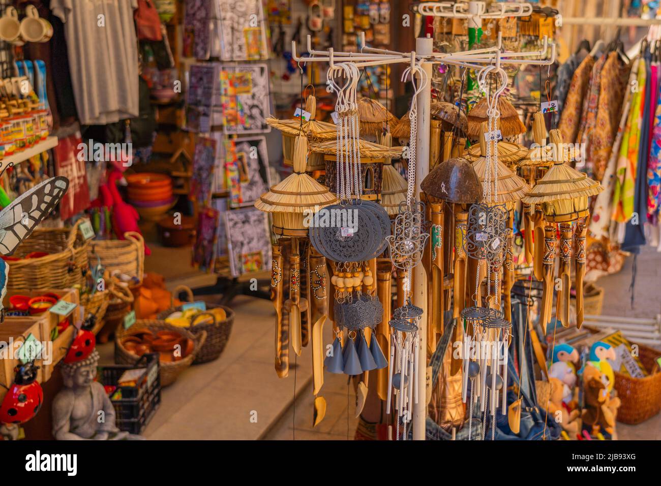 BESALU, SPAGNA - 12 MAGGIO 2022: Souvenir appesi per la vendita in un negozio a Besalu, Spagna. Foto Stock