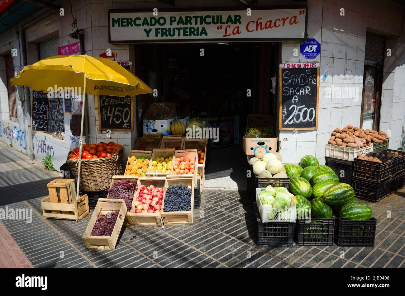 Osorno, Cile - Febbraio 2020: Stalla esterna di un piccolo negozio di alimentari con verdure e frutta. Bancone con frutta fresca e verdure Foto Stock