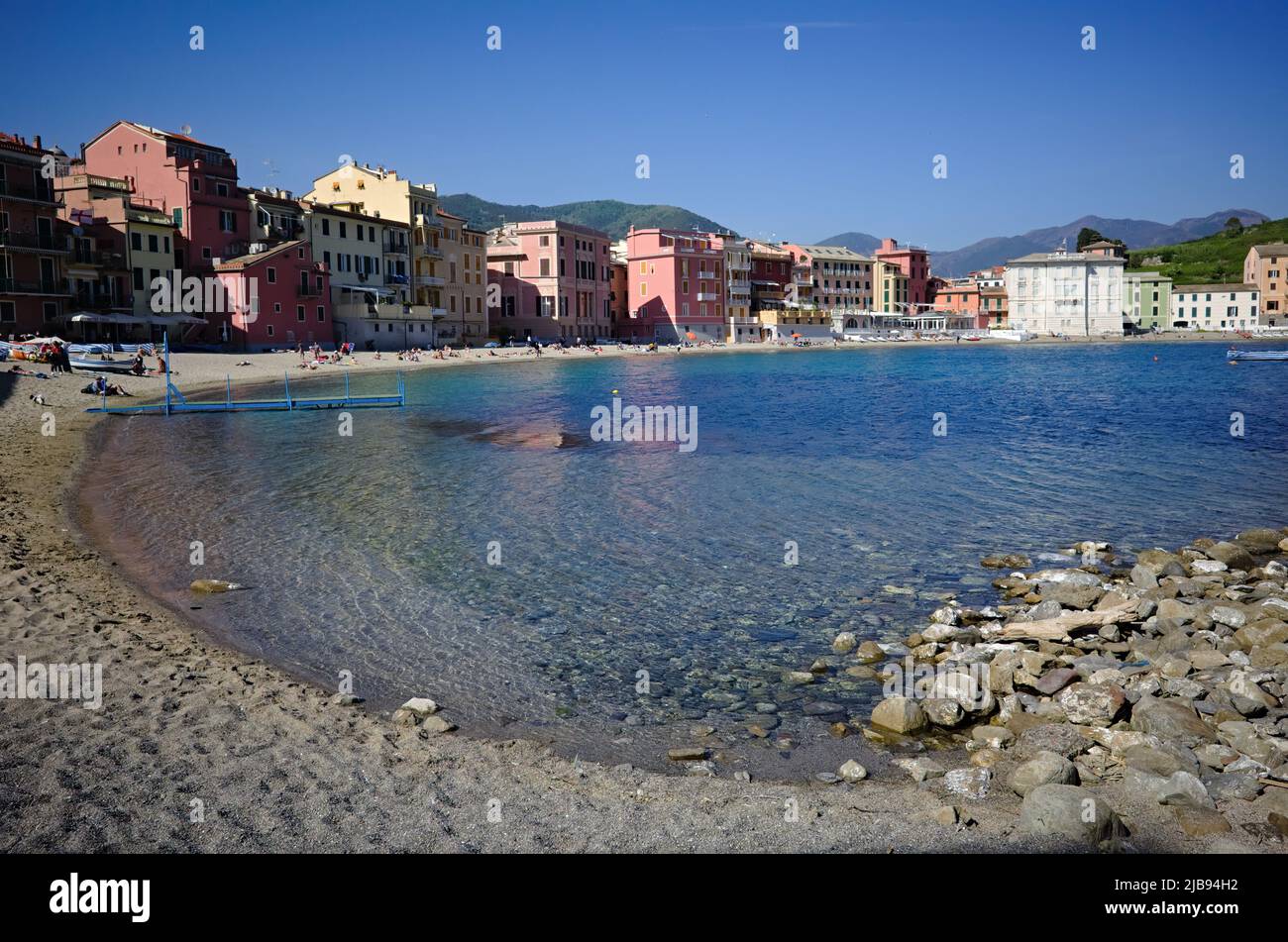 Sestri Levante, Italia - Maggio, 2022: Baia con acque limpide chiamata Baia del silenzio nel Mar Ligure. Piccola baia circondata da tipiche case italiane Foto Stock