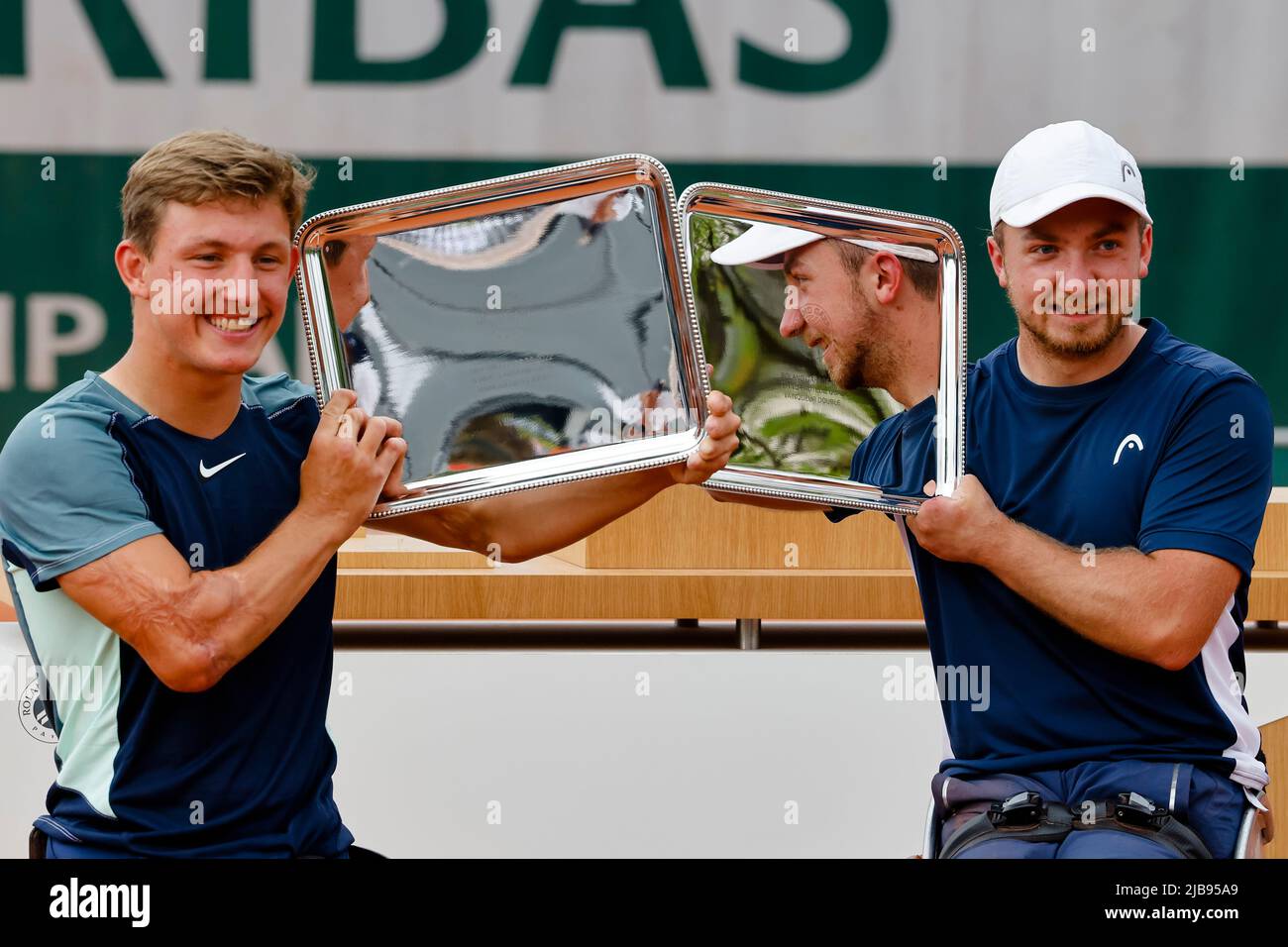 Parigi, Francia. 3rd giugno 2022. Niels Vink e Sam Schroeder, tennista olandese, festeggiano la loro vittoria dopo la doppia finale quadrupla al torneo di tennis del Grand Slam aperto francese del 2022 a Roland Garros, Parigi, Francia. Frank Molter/Alamy Live news Foto Stock